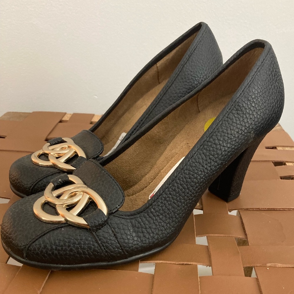 New never worn 8 aerosols black pleather pebble heeled loafer gold detail